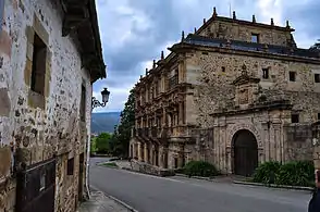 Vista exterior del palacio.