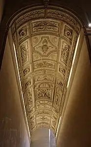 Techo renacentista de la escalera de Enrique II en el palacio del Louvre, París, por Étienne Carmoy, Raymond Bidollet, Jean Chrestien y François Lheureux, 1553