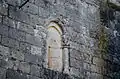 Iglesia de Eulalia. Ventana con saetera, columnillas y cimacio.