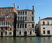 Palazzo Dario ue renovado más tarde con características renacentistas. A la izquierda, el Palazzo Barbaro Wolkoff.