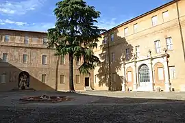 El patio interior de Honor con una arquitectura de perspectiva ilusionista descolorida y un Dios del mar con un delfín diseñado por Bernini