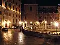 Vista nocturna hacia el Palazzo Pretorio y la Via Maqueda.