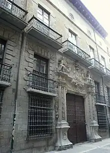 Fachada en la calle Mayor del Palacio de Ezpeleta