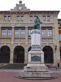 El monumento y la Escuela Pública de San Francisco al fondo.