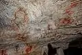 Un disco del panel de las manos de la cueva de El Castillo, en la foto, es la pintura más antigua de Europa (al menos, 40 800 años). Durante esa época convivían neandertales y sapiens.