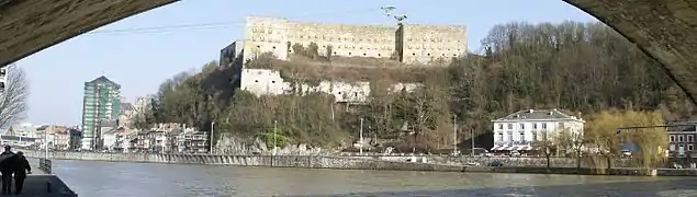 Vista del fuerte de Huy desde el barrio de Batta