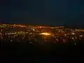 Vista de la ciudad por la noche
