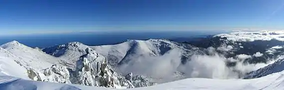 Panorama hivernal hacia el sudeste desde el monte Incudine. De izquierda a derecha, la punta de Tintennaja, la punta Muvrareccia, la punta de u Furnellu y las agujas de Bavella.