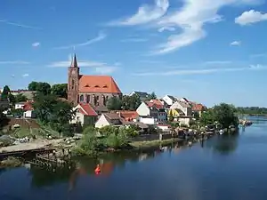 La parte histórica de la ciudad de Eisenhüttenstadt; el canal Óder-Spree en primer plano