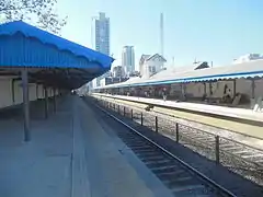 Vista general de la estación con los dos andenes ya elevados