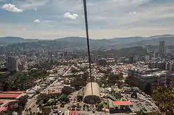 Vista de Caracas desde el Teleférico, a un lado de la avenida