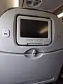 Detalle de una pantalla implantada en un asiento, uno de los servicios disponibles en los modelos de Embraer 190.