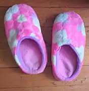 Un par de pantuflas rosadas