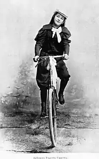 Señorita Paquita Urrutia, una de las primeras aficionadas al ciclismo en Guatemala; era hija del ingeniero Claudio Urrutia, uno de los constructores del mapa en Relieve de Guatemala.  Fotografía deportiva de Valdeavellano de 1896.