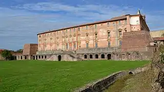 La fachada sur del palacio desde el parque.