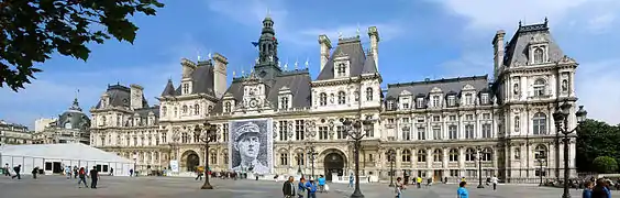 El ayuntamiento decorado con un retrato de Charles de Gaulle