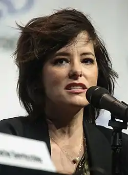 Parker Posey interpreta a June Harris /Dra. Smith.