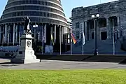 Fuera de los edificios del Parlamento de Nueva Zelanda, el 18 de marzo de 2019, flameó a media asta en memoria de los muertos en los atentados de Christchurch el 15 de marzo de 2019.