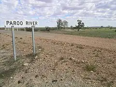 Marcador de carretera en el puente del río Paroo, cerca de Wilcannia