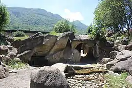 Riachuelo y cueva artificial
