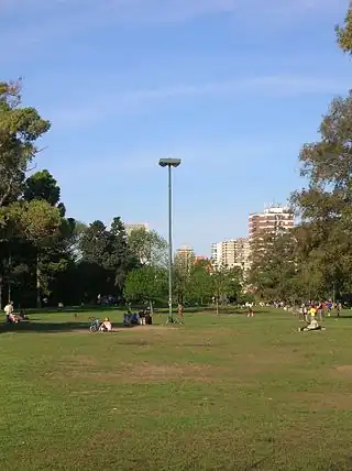 Vista del Parque Saavedra, de fondo se ven las torres de la Avenida Ruiz huidobro.