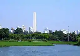 Obelisco visto desde el parque de Ibirapuera