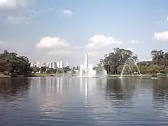 Lago del parque, con el obelisco al fondo