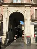 Entrada por plaza de la Constitución.