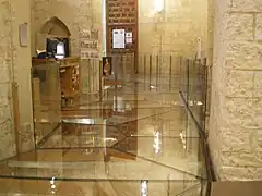 Pasarela de cristal sobre los restos arqueológicos.