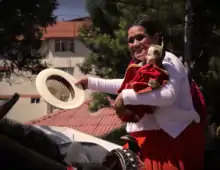 Chola cuencana con una reproducción de la imagen del Niño Viajero durante el Pase del Niño Viajero 2013 en Cuenca, Ecuador.