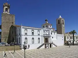 Paseo de la Constitución con la fachada de la iglesia, torres y casa parroquial