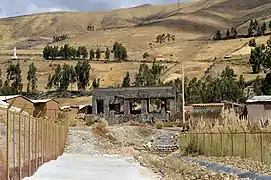 Vista de la planta concentradora de minerales abandonada en Ticapampa.