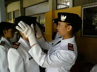 Versión femenina de peci con espalda curvada, usada por el escuadrón de chicas que izan la bandera de Indonesia (Paskibra).