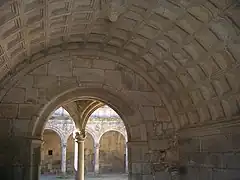 Paso abovedado con casetones entre la entrada del monasterio y el claustro de Hospedería.