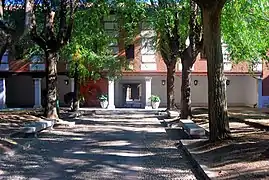 Patio "de Filósofos" (por estar en torno a él los estudios de filosofía) o "de Continuos" (por dar paso a las dependencias de los "continos" o criados), en el Colegio Mayor de San Ildefonso. Fue construido por Juan de la Riba (1530-1535). Se comunica con el callejón de San Pedro y San Pablo por la "puerta de burros", que atravesaban los "mantas" (estudiantes suspendidos) para ser manteados.