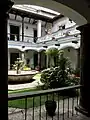 Patio interior con vista a la Fuente de los sapos.