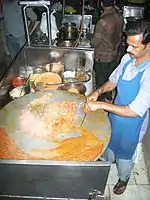 Pav bhaji preparado en una tava de hierro