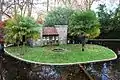 Miniatura del pazo en la fuente-estanque del jardín inglés.