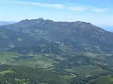 El collado-mirador de la Fuente del Chivo ofrece unas vistas magníficas hacia la sierra de Peña Sagra y el valle de Polaciones