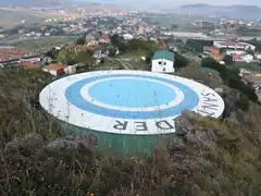 El depósito de agua cerca de la montaña