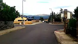 Urbanización de Peñas del Erizo desde una de sus calles