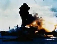 El USS Arizona explota.