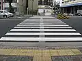 Marcas podotáctiles direccionales de bajo perfil, instalados en cruces peatonales, en Japón.