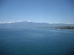 Vista de Pegunungan Arfak desde la bahía Cenderawasih