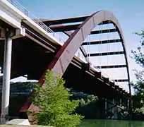 El puente Pennybacker es un puente en arco  tradicional. Nótese  que los arcos terminan en los estribos de cimentación, que proporcionan la fuerza de compresión que tiene el puente de arriba.