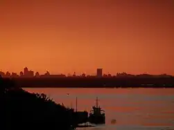 Perfil de la ciudad de Santa Fe al atardecer, tomado desde el Parque Urquiza, en Paraná.