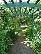 Pérgola de madera en un jardín de Oregón (EUA).