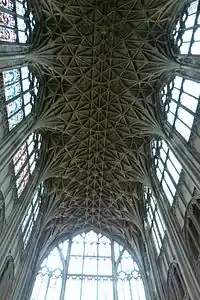 Extremo oriental de la catedral de Gloucester con bóveda de ligadura de estilo  perpendicular