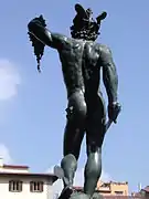 El Perseo de Benvenuto Cellini; aunque se ha pensado en que el espectador tenga visión desde un punto de vista posterior, y la escultura posea un fuerte dinamismo, el punto de vista frontal es el privilegiado.