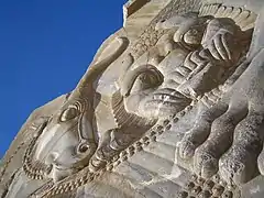 Relieve de un león devorando un toro, símbolo zoroastriano (nouruz). Persépolis.